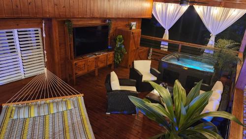 Palm's Luxury Suite with Private Jacuzzi in Aguada