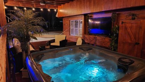 Palm's Luxury Suite with Private Jacuzzi in Aguada