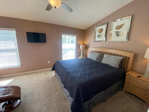 3 Bedroom Villa with Poolside Cinema and Games Room Close to theme Parks sleeps 6 plus 2 - image 4