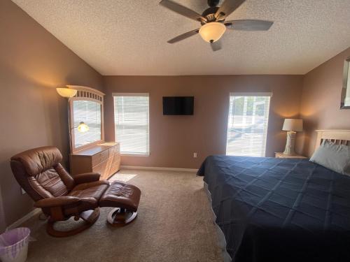 3 Bedroom Villa with Poolside Cinema and Games Room Close to theme Parks sleeps 6 plus 2 - image 5
