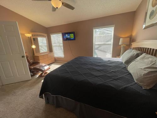 3 Bedroom Villa with Poolside Cinema and Games Room Close to theme Parks sleeps 6 plus 2 - image 7