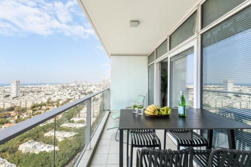 Beautiful 2br in midtown w sea view, pool and parking by Sea N' Rent