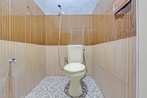 Bathroom, OYO 92287 Hotel Aji Mantoro in Bedoyo
