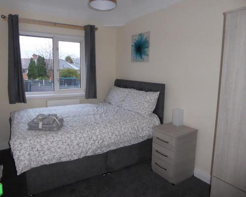 Modern 6-Bed-Groups-Contractors onsite Parking Vans-Cars, Birmingham (Foto 10)