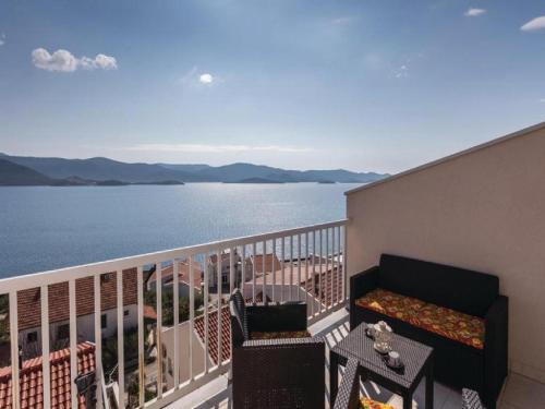 Apartment Sutalo with Hot Tub, Komarna