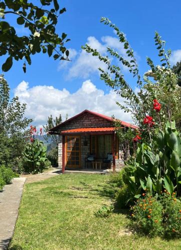 1 queen bed, 1 twin bed