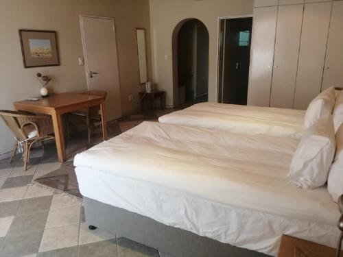 Luxury Twin Room image 2