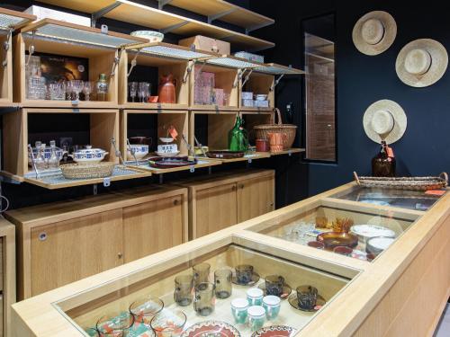 Shops, MOB HOTEL Paris Les Puces in Saint-Ouen