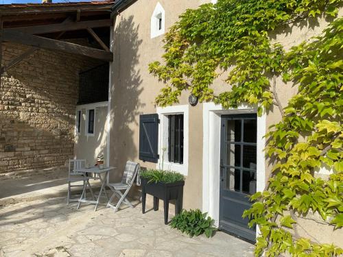 Appartements Gite des Abeilles - Cosy, Rural & Tranquil with Shared Pool