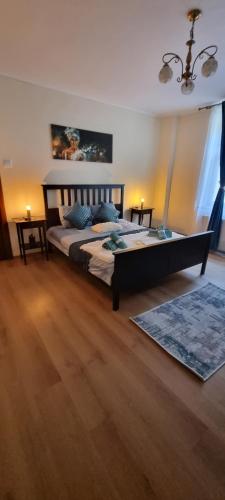 1 queen bed, 1 sofa bed
