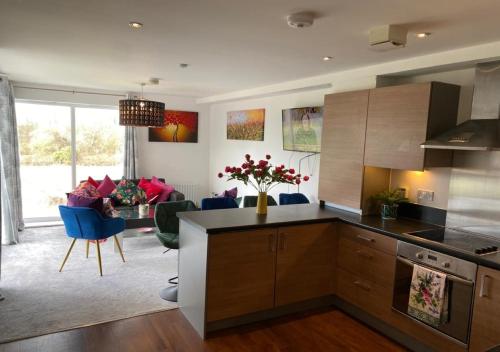 Konyha, Contemporary, Cosy & Homely 2 Bed Apartment with High-Speed WIFI, Terrace & Free Parking overlooking in Newmarket út környéke