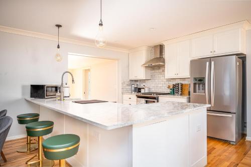 4BR/3BA Luxurious Decatur Home w/ Patio & Backyard in Decatur, USA