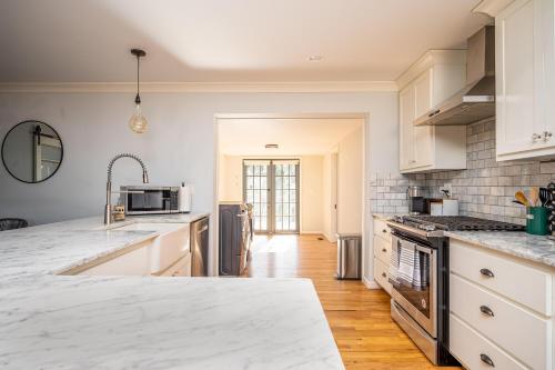 4BR/3BA Luxurious Decatur Home w/ Patio & Backyard in Decatur, USA