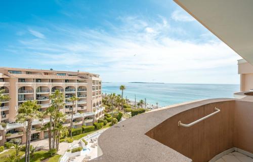 Résidence Pierre & Vacances Cannes Verrerie Room Type - One-Bedroom Apartment with Sleeping Alcove, Air conditioning and Terrace or Balcony (6 People) - Sea