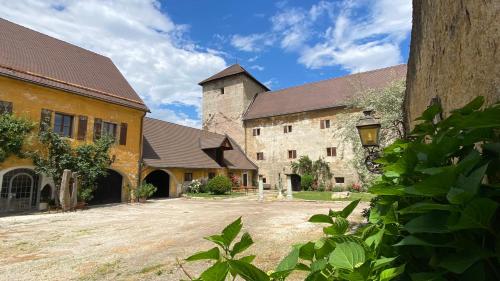  Burg St. Veit, Wohnen mit Charme, Pension in Sankt Veit an der Glan bei Bernaich