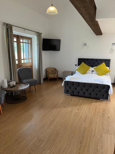 The Crown Lodges 3