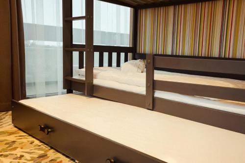 1 queen bed, 1 bunk bed