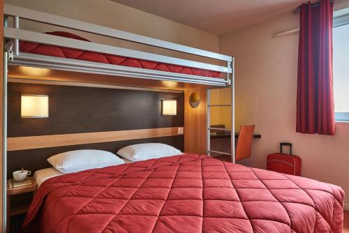 1 queen bed, 1 twin bed