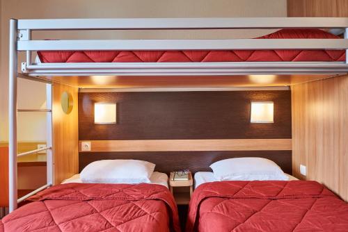 3 twin beds