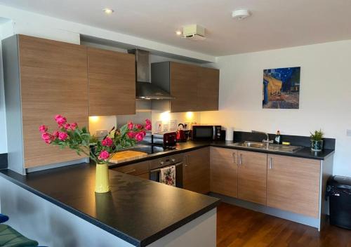 Konyha, Contemporary, Cosy & Homely 2 Bed Apartment with High-Speed WIFI, Terrace & Free Parking overlooking in Newmarket út környéke