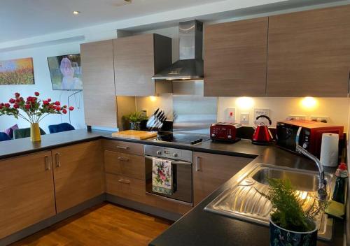 Konyha, Contemporary, Cosy & Homely 2 Bed Apartment with High-Speed WIFI, Terrace & Free Parking overlooking in Newmarket út környéke