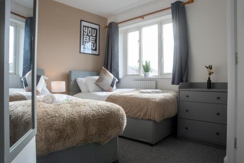 Comfortable 4 Bedroom Home in Milton Keynes by HP Accommodation with Free Parking, WiFi & Sky TV