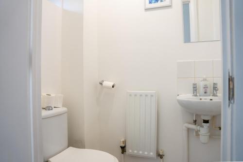 Comfortable 4 Bedroom Home in Milton Keynes by HP Accommodation with Free Parking, WiFi & Sky TV