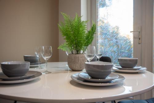 Comfortable 4 Bedroom Home in Milton Keynes by HP Accommodation with Free Parking, WiFi & Sky TV