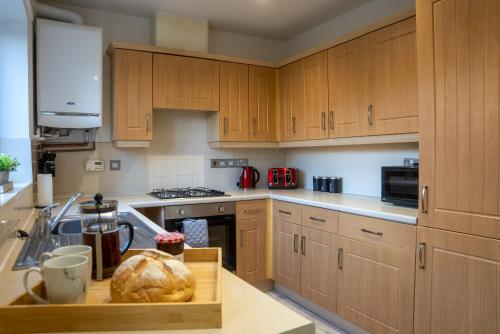 Comfortable 4 Bedroom Home in Milton Keynes by HP Accommodation with Free Parking, WiFi & Sky TV