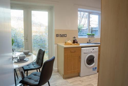 Comfortable 4 Bedroom Home in Milton Keynes by HP Accommodation with Free Parking, WiFi & Sky TV