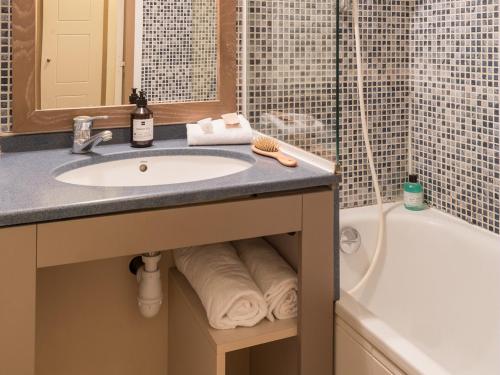 Résidence Pierre & Vacances Cannes Verrerie Room Type - Studio with Sleeping Alcove and Terrace or Balcony (5 People)