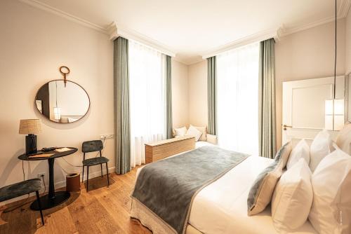 Superior Double Room image 7