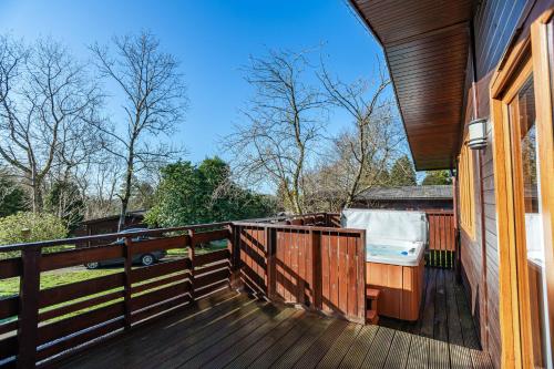 Pezsgőfürdő, Laurel Lodge 6 with Hot Tub in Newton Stewart