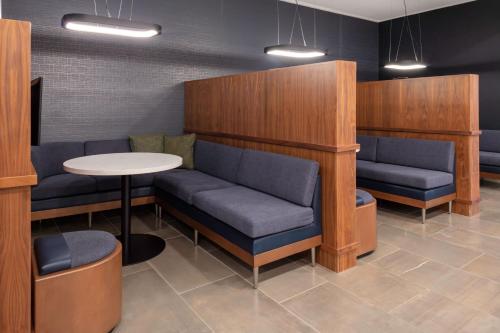 Courtyard by Marriott Memphis East Galleria - image 9