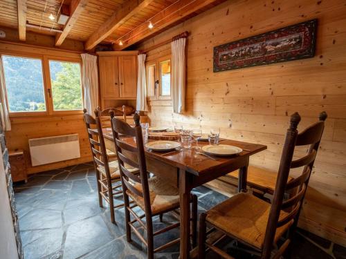 Chalet chaleureux près du centre avec cheminée et vue montagne - FR-1-688-4 (Chalet chaleureux pres du centre avec cheminee et vue montagne - FR-1-688-4) in โมเรล