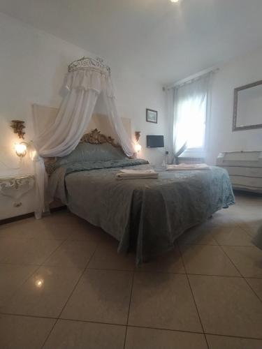 1 queen bed, 1 sofa bed