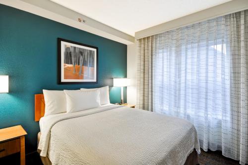 1 queen bed, 1 sofa bed