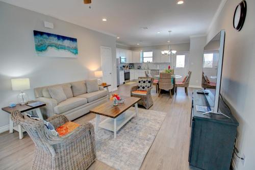Yellow Beach Haven, Decks, Views, Mere Steps to Sand in Galveston, USA