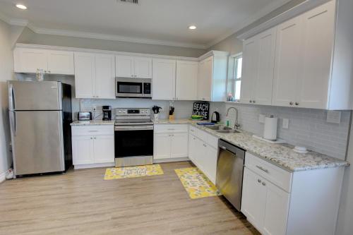 Yellow Beach Haven, Decks, Views, Mere Steps to Sand in Galveston, USA