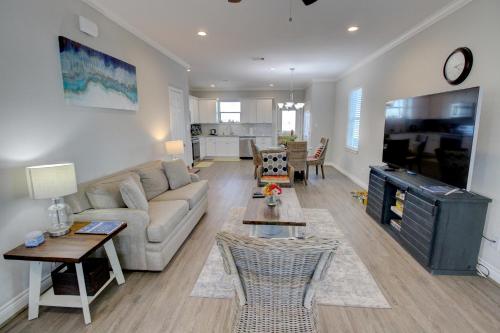 Yellow Beach Haven, Decks, Views, Mere Steps to Sand in Galveston, USA