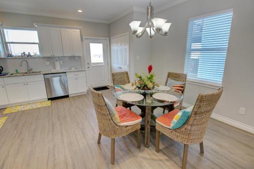 Yellow Beach Haven, Decks, Views, Mere Steps to Sand in Galveston, USA