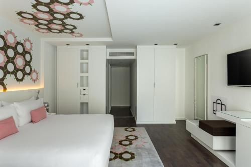 Room Mate Carla - image 6
