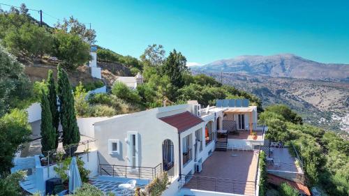  Villa Dio Petres in Kroústas