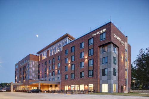 Courtyard by Marriott Iowa City University Heights