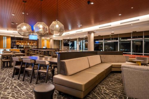 SpringHill Suites by Marriott Kenosha - 로비