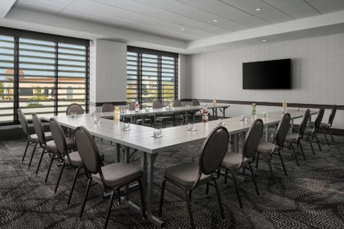 Renaissance Milwaukee West Hotel - image 2