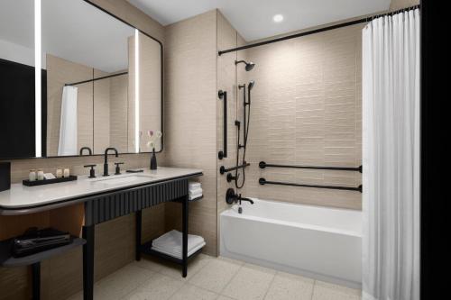 Renaissance Milwaukee West Hotel - image 6
