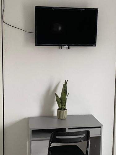 London Road Flats - Free WIFI, washing machine, smart TV, easy access to A50 London Road Flats - Free WIFI, washing machine, smart TV, easy access to A50