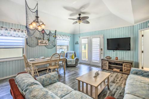 Myrtle Beach Cottage, Walk to Pools and Beach!