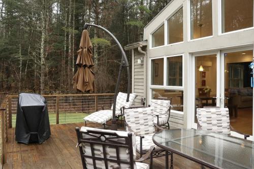 Woodland Hills Modern Cottage Minutes from Downtown Great Barrington